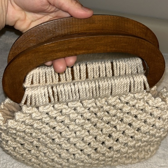 True Vintage Ivory Macrame Crocheted Handbag Purse Brown wooden Handle - Picture 5 of 8